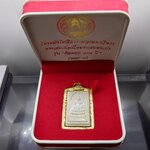 พระสมเด็จวัดระฆัง เนื้อผงผสมผงเก่า พิมพ์นิยม รุ่นย้อนยุค 108 ปี (คณะ 9) วัดระฆังโฆสิตารามฯ พร้อมเลี่ยมกรอบไมคอน ปี2556 พร้อมกล่องเดิม
