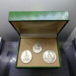 พระแก้วมรกต ภปร เนื้อเงิน (ชุด 3 ฤดู)ฉลองวัดพระศรืๆ (ด้านหลังมีราชศรัทธา) พ.ศ.2525 พร้อมกล่องเขียวเดิม