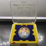 ล็อคเก็ต รัชกาลที่ 9 ฉากทอง หลังสแตนเลส (พิมพ์รีใหญ่) มงคลระลึกครบ 25 ปี มูลนิธิศรีรัตนโกสินทร์ วัดสุทธาราม พ.ศ.2550 ตลับเดิม