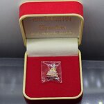 หลวงพ่อวัดไร่ขิง พิมพ์ลอยองค์ เนื้อเงินสามกษัตริย์ พิมพ์เล็ก ปี2546 พร้อมกล่องเดิม สภาพสวย ซีนเดิม