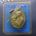 เหรียญที่ระลึกทรงกล้อง แบบลงยา สีทอง ปี2542 พร้อมกล่องเดิม