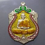 เหรียญเสมาเจ้าสัว 2 เนื้ออัลปาก้าลงยาเหลือง แดง เขียว จีวรหลือง หลวงพ่อพัฒน์ วัดห้วยด้วน โคท 45