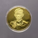 เหรียญที่ระลึกกาญจนาภิเษก ชุบกาหลั่ยทอง พ่นทราย ขนาด 3 เซน ปี2539 พร้อมตลับ