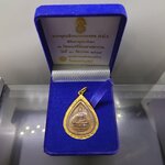 พระพุทธสิงหธรรมมงคล หลังพระปรมาภิไธย ภ.ป.ร.เนื้อนวะ พุทธสมาคมแห่งประเทศไทย ในพระบรมราชูปถัมภ์ พ.ศ.2547 เลี่ยมกรอบทองนพเก้า พร้อมตลับเดิม