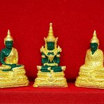 พระแก้วมรกต ชุด 3 ฤดู เนื้อโลหะเคลือบสีเขียว เครื่องทรงชุบทอง สำนักพระราชวัง สร้าง พุทธาภิเษก ณ วัดพระศรีรัตนศาสดาราม พ.ศ.2547