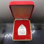 หลวงพ่อคูณ รุ่นคูณเจ้าสัวเสาร์ห้า เนื้อเงิน พิมพ์เจ้าสัว พิธีเสาร์๕ พุทธาภิเษก ณ อุโบสถวัดบ้านไร่ พ.ศ.2537 พร้อมกล่องเดิม