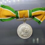 เหรียญแพรแถบ เหรียญเงิน ที่ระลึกครองราช 25 ปี ปี2514 แบบหญิง แพรเดิม