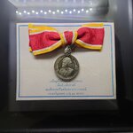 เหรียญเงิน แพรแถบที่ระลึก 84 พรรษา สมเด็จย่า 2527 แบบหญิง