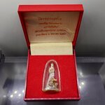 เจ้าแม่กวนอิม ปางประทับยืนบนปลามังกร วัดโพธิ์แมน เนื้อเงินสามกษัตริย์ ขัดเงาพ่นทราย โครงการสร้างพระศรีอาริยเมตตรัย มหาโพธิสัตว์ โคท ๖๗๕ พ.ศ.2540 พร้อมกล่องเดิม นิยม หายาก