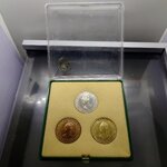 เหรียญราชินีสดุดี ชุด 3 เหรียญ เนื้อกะไหล่ ที่ระลึกครบ 100 ปี กระทรวงเกษตรและสหกรณ์ พ.ศ.2535 พร้อมกล่องเดิม