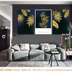 ปริ้นวอลเปเปอร์ ตกแต่งห้องนั่งเล่น ด้วยวาดภาพใส่กรอบเเบบใบไม้สีทองพื้นหลังสีเข้ม ดูหรูหรามีเสน่ห์น่าค้นหา