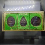 พระแก้วมรกต ภปร รุ่น 2(ชุด 3 ฤดู)ฉลองวัดพระศรืๆ (ด้านหลัง มี ราชศรัทธา) ทองแดงรมดำ ปี2525 พร้อมตลับเดิม