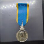 เหรียญที่ระลึกเฉลิมพระเกียรติสมเด็จพระนางเจ้าสิริกิติ์ ฯ 50 พรรษา เนื้อเงิน ประดับแพรแถบ พ.ศ.2525 แบบชาย