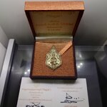 พระพุทธเมตตารวยสุข สร้างโดย อาจารย์เฉลิมชัย โฆษิตพิพัฒน์ เนื้อทองทิพย์เหลือบเงิน พ.ศ.2560 พร้อมใบเซอร์ กล่องเดิม