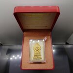 พระนิรันตรายสองกษัตริย์ มหาพุทธานุภาพแห่งแผ่นดิน เนื้อผง (สีขาว) หน้าปัดทอง หลังตราสัญลักษณ์เนื้อเงิน (พระปรมาภิไธยย่อสองกษัตริย์) ขนาดสูง 3.2 เซน ปี2552 พร้อมกล่องเดิม