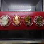 เหรียญพระรูปรัชกาลที่5 (ชุด 4 เหรียญ เนื้อเงิน ทองแดง ชุบทอง ขัดเงา) หลังเสาชิงช้า บล็อกฮูกานิน สวิสๆ วัดสุทัศน์ๆ พ.ศ.2538 พร้อมกล่องเดิม กล่องชำรุด