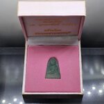 หลวงปู่ทวดหยก เนื้อหยก หลังฝังหมุดทองคำแท้ พิมพ์พระรอด ขนาดสูง 2.7 เซน วัดพะโคะ สมาคมชาวเพชรบุรีสร้าง ปี2543 พร้อมกล่องเดิม