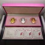 สมเด็จพระปิยมหาราช (สองหน้า รุ่นแรก) ชุด 3 เหรียญ เนื้อเงิน ทองแดง ชุบทอง ขัดเงา บล็อกฮูกานิน สวิสๆ วัดสุทัศน์ๆ พ.ศ.2537 โคท 2459 กล่องเดิม