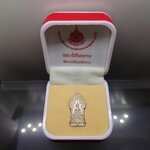 พระนิรันตราย ตราสัญลักษณ์ 6 รอบ รัชกาลที่9 เนื้อเงิน ที่ระลึกเฉลิมพระชนมพรรษา 6 รอบ วัดบวรนิเวศวิหาร ปี2542 พร้อมกล่องเดิม