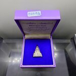 พระพุทธชินราช รุ่นเฉลิมพระเกียรติ หลัง ส.ธ.เนื้อเงิน 99.99% มูลนิธิสิรินธรราชวิทยาลัย สร้าง พุทธาภิเษก ณ มหาวิหารพระพุทธชินราช ปี2539 พร้อมกล่องเดิม