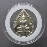 พระแก้วมรกต รุ่นแรก ทรงฤดูฝน เนื้อเงิน หลัง ภปร ฉลองวัดพระศรืๆ (ด้านหลังไม่มีราชศรัทธา) ปี2525