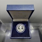 เหรียญสมเด็จพระเจ้าตากสินมหาราช ที่ระลึกบูรณพระราชวังเดิม เนื้อเงินขัดเงา ขนาด 2.5 เซน พ.ศ.2538 พร้อมกล่องเดิม