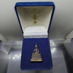 พระกริ่งพุทธมหาบารมีนุภาพพิสุทธิ์ อนุตตรสังคามวิชัย เนื้อทองแดงซาติน ผลงานศิลปินแห่งชาติ อ.จักรพันธุ์ โปรษยกฤต ปี2553 พร้อมกล่องเดิม หายาก