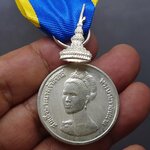 แพรทำเลียนแบบเนื้อเงิน เหรียญที่ระลึกเฉลิมพระเกียรติสมเด็จพระนางเจ้าสิริกิติ์ ฯ 50 พรรษา เนื้อเงิน ประดับแพรแถบ พ.ศ.2525 แบบชาย