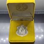 เหรียญฉลองการครองสิริราชสมบัติครบ 50 ปี (นั่งบัลลังค์) รัชการที่9 เนื้อเงินขัดเงา มหาดไทย สร้าง ปี พ.ศ. 2539 พร้อมกล่องเดิม