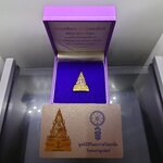 พระพุทธชินราช รุ่นเฉลิมพระเกียรติ หลัง ส.ธ.เนื้อเงินสามกษัตริย์ 99.99% มูลนิธิสิรินธรราชวิทยาลัย สร้าง พุทธาภิเษก ณ มหาวิหารพระพุทธชินราช ปี2539 พร้อมกล่องเดิม การ์ดรับรอง