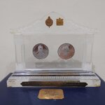 เหรียญที่ระลึกเฉลิมสัมพันธไมตรีราชวงศ์ไทยและราชวงศ์อังกฤษ (เนื้อเงินขัดเงา) พ.ศ.2539 พร้อมกล่อง หนังสือ ใบเซอร์