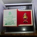 พระพุทธชินราช เนื้อเงิน ชุบทอง พิมพ์ใหญ่ ที่ระลึก 6 รอบ รัชกาลที่9 มูลนิธิพิทักษ์ดวงตาประชาชน สร้าง พ.ศ.2542 พร้อมกล่องเดิม