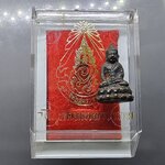 พระกริ่งเล็กวัดสุทัศน์ มูลนิธิอัฏฐมราชานุสรณ์ หลวงปู่โต๊ะร่วมปลุกเสก จัดสร้างโดย สมเด็จพุฒาจารย์ (เสงี่ยม) วัดสุทัศน์เทพวราราม เนื้อทองเหลืองรมดำ ปี2516 พร้อมกล่องเดิม