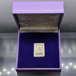 พระพุทธชินราช รุ่นเฉลิมพระเกียรติ หลัง ส.ธ. เนื้อเงิน 99.99% มูลนิธิสิรินธรราชวิทยาลัย สร้าง พุทธาภิเษก ณ มหาวิหารพระพุทธชินราช ปี2539 พร้อมกล่องเดิม