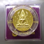 พระพุทธชินราช หลังพระนามาภิไธย สธ 48 พรรษา พระเทพฯ เนื้อกาหลั่ยทองขัดเงา พิมพ์ใหญ่ ขนาด 3 เซ็น พ.ศ.2546 พร้อมกล่องเดิม