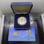 เหรียญที่ระลึกพระคลังมหาสมบัติ รุ่นแรก 80ปี กรมธนารักษ์ เนื้อเงินรมดำพ่นทรายพิเศษ ปี2555 พร้อมใบเซอร์กล่องหนัง