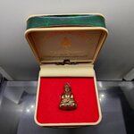 พระล้มลุกท่านเจ้ามาบรรจุอิทธิธาตุ รุ่นรักษ์ แผ่นดิน ในโอกาสกรมยุทธศึกษาทหารบกครบ ๑๐๙ ปี เนื้อนวะโลหะ ปลุกเสก ณ วัดสามปลื้ม ก.ท.ม.ปี2544 พร้อมกล่องเดิม