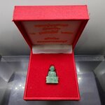 หลวงปู่ทวดหยก เนื้อหยก ลอยองค์ ฐานฝังหมุดทองคำแท้ พิมพ์ใหญ่ ขนาดสูง 2.5 เซน วัดพะโคะ สมาคมชาวเพชรบุรีสร้าง ปี2543 พร้อมกล่องเดิม