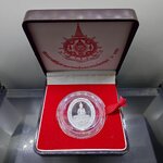 พระพุทธโสธร หลังตราสัญลักษณ์พระราชพิธี 6 รอบ รัชกาลที่9 เนื้อเงินขัดเงาพ่นทราย วัดโสธรวรารามวรวิหาร พ.ศ.2542 พร้อมกล่องเดิม