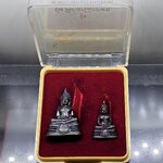 พระกริ่งพุทธโสธร "ชุด พิมพ์เล็ก พิมพ์ใหญ่" เนื้อโลหะรมดำ รุ่น ประวัติศาสตร์เปิดอาคารสำนักงาน ตำรวจแห่งชาติ พ.ศ.2543 พร้อมกล่องเดิม