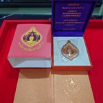 เหรียญที่ระลึกเจียงฮายเกมส์ เนื้อบรอนซ์นอก (สร้าง 1999 เหรียญ)มอบให้สมาชิก ชมรมรักสะสมพุทธศิลป์ อ.เฉลิมชัย โฆษิตพิพัฒน์ สร้าง โคท 1804 พ.ศ.2561 อุปกรณ์ครบ