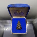 พระกริ่งคุ้มเกล้า (กริ่งศิรากาศ หน้าจีน ก้นถ้วย) เนื้อนวะโลหะ พ.ศ.2524 หายาก สภาพสวย พร้อมกล่องเดิม