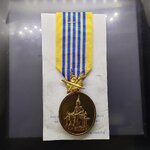 เหรียญประดับแพรแถบ ที่ระลึกกาญจนาภิเษก เงินกาหลั่ยทอง ปี2539 แบบชาย