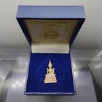 พระแก้วมรกต (พระพุทธมหามณีรัตนปฏิมากร) กรมสรรพสามิต ครบรอบ 64 ปี เนื้อเงินสามกษัตริย์ พ.ศ.2539 พร้อมกล่องเดิม