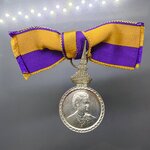 เหรียญแพรแถบ ที่ระลึกพระราชพิธี สถาปนาสมเด็จพระเทพๆ เนื้อเงิน แบบหญิง พ.ศ.2520