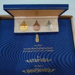 เหรียญมหาชนก พิมพ์ใหญ่ ชุดทองคำ บล็อก ป ขาด นิยม (เนื้อทองคำ 99 % เนื้อนาค เนื้อเงิน) พ.ศ.2539 พร้อมหนังสือ อุปกรณ์ครบ สภาพสวย แท้ ดูง่าย