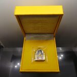 หลวงปู่ทวด เนื้อเงิน สามกษัตริย์ หลัง ม.ว.ก.ที่ระลึกเฉลิมพระเกียรติ 50 พรรษา พระบรมโอรสาธิราชๆ พุทธาภิเษก ณ วัดพระศรีๆ 2544 พร้อมกล่องเดิม