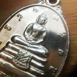 เหรียญหลวงพ่อโสธรที่ระลึกสร้างพระอุโบสถ ด้านหน้าตัวย่อพุทธคุณ 9 ประการ หลัง ภ.ป.ร. ปี 33 เนื้อเงิน