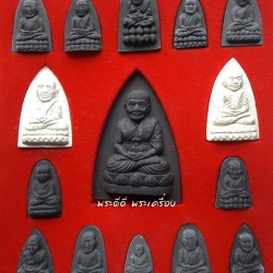 หลวงปู่ทวด บันดาลโชค เนื้อว่าน (สรพงษ์ ชาตรี) ปี 2541 จัดสร้างด้วยผง พ.ศ. 2497