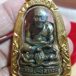 รูปหล่อเนื้อทองเหลืองรมดำหลวงปู่ทวด วัดช้างไห้ จ.ปัตตานี (พร้อมเลี่ยมกรอบทองไมครอน)